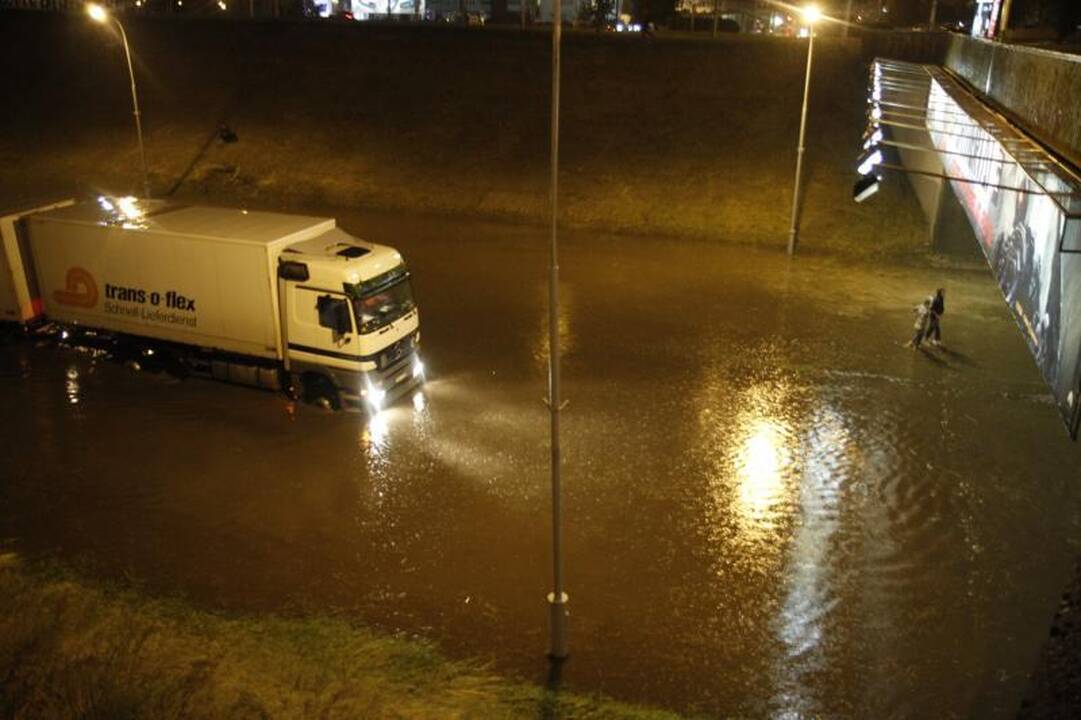 Per naktinę liūtį Vilniuje skendo automobiliai