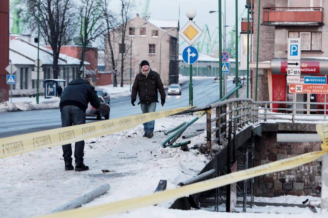Klaipėdoje girto vairuotojo mašina pakibo ant Pilies tilto (papildyta)