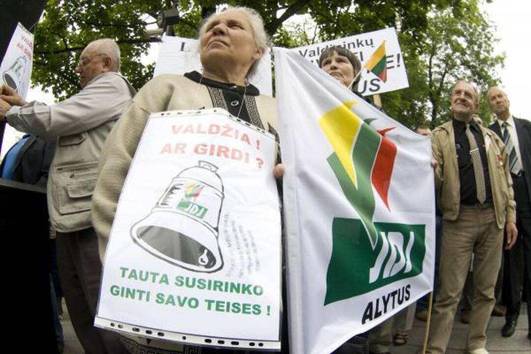 Mitinge prie Vyriausybės - 300 žmonių