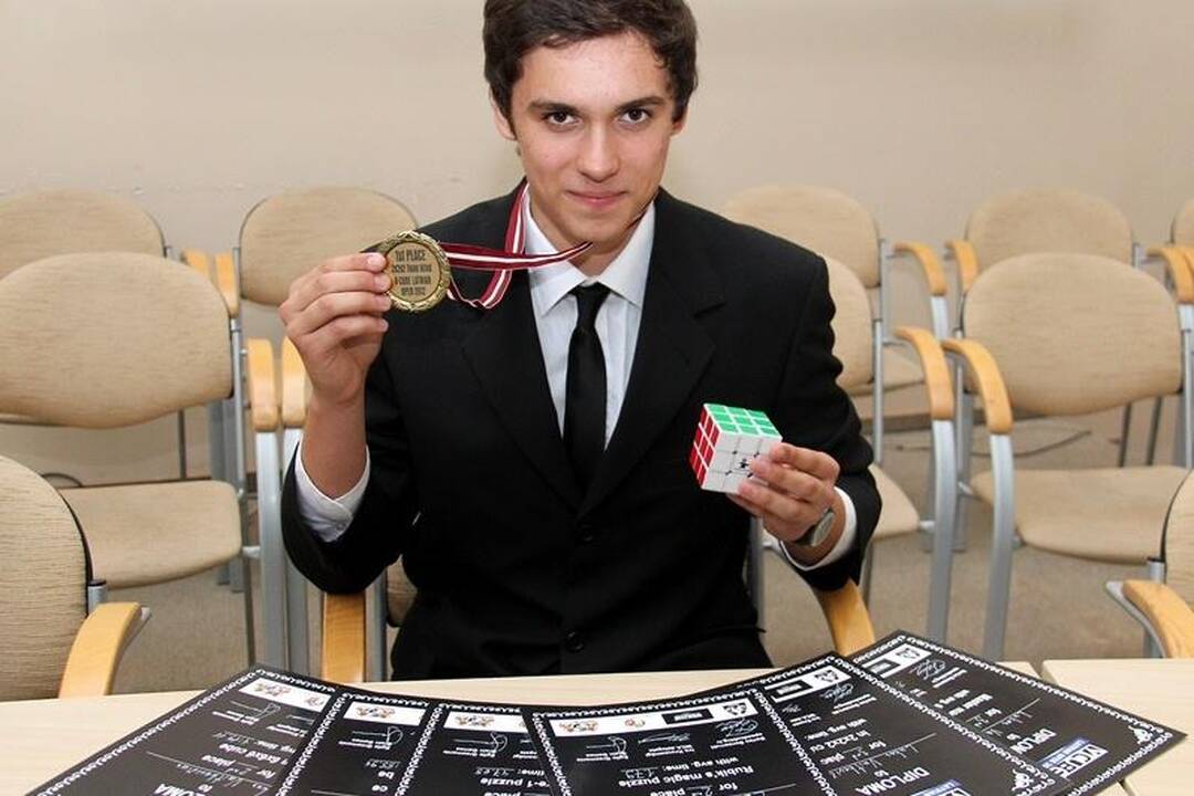 Kauno moksleivis Rubiko kubo varžybose susišlavė šešis apdovanojimus 