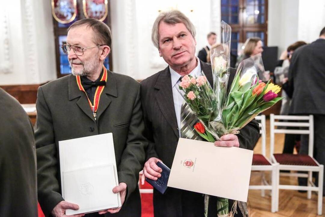 Rotušėje dešimčiai kauniečių išdalyti Santakos garbės ženklai