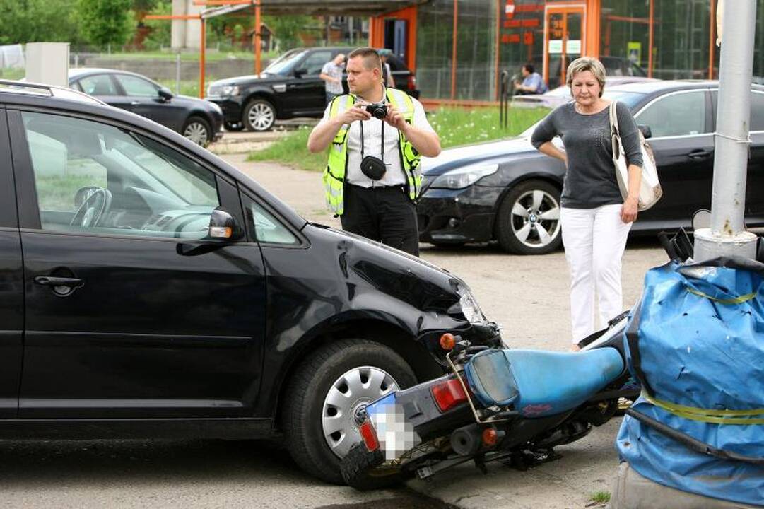 Jonavos gatvėje – automobilio ir motociklo avarija, sužeisti du žmonės