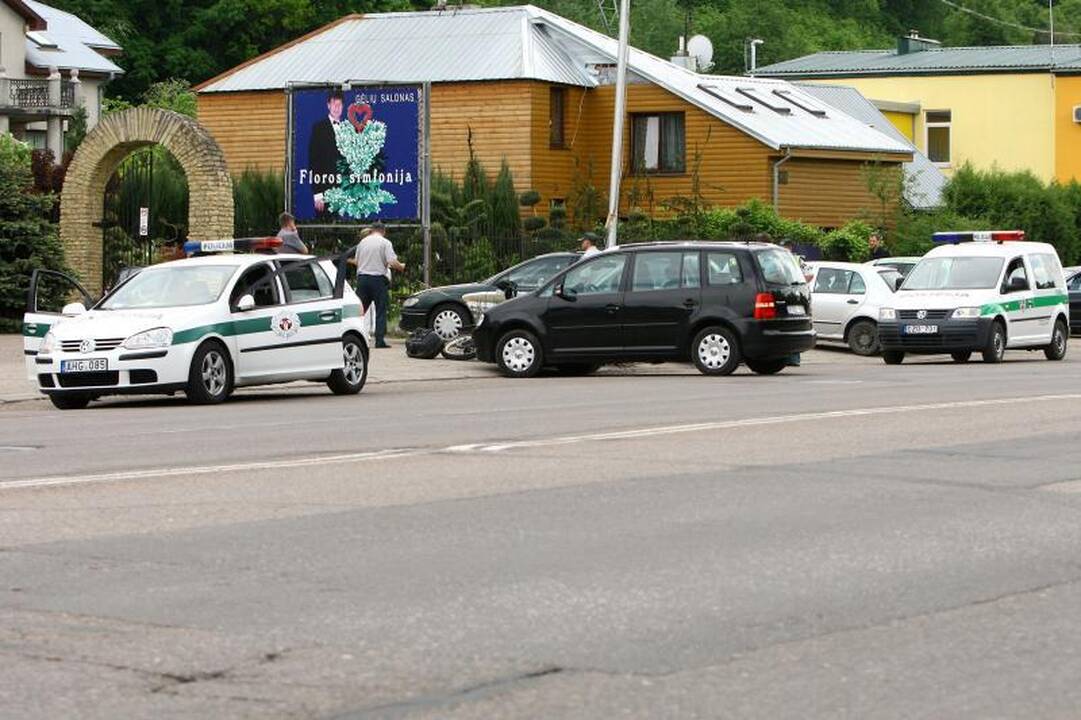 Jonavos gatvėje – automobilio ir motociklo avarija, sužeisti du žmonės