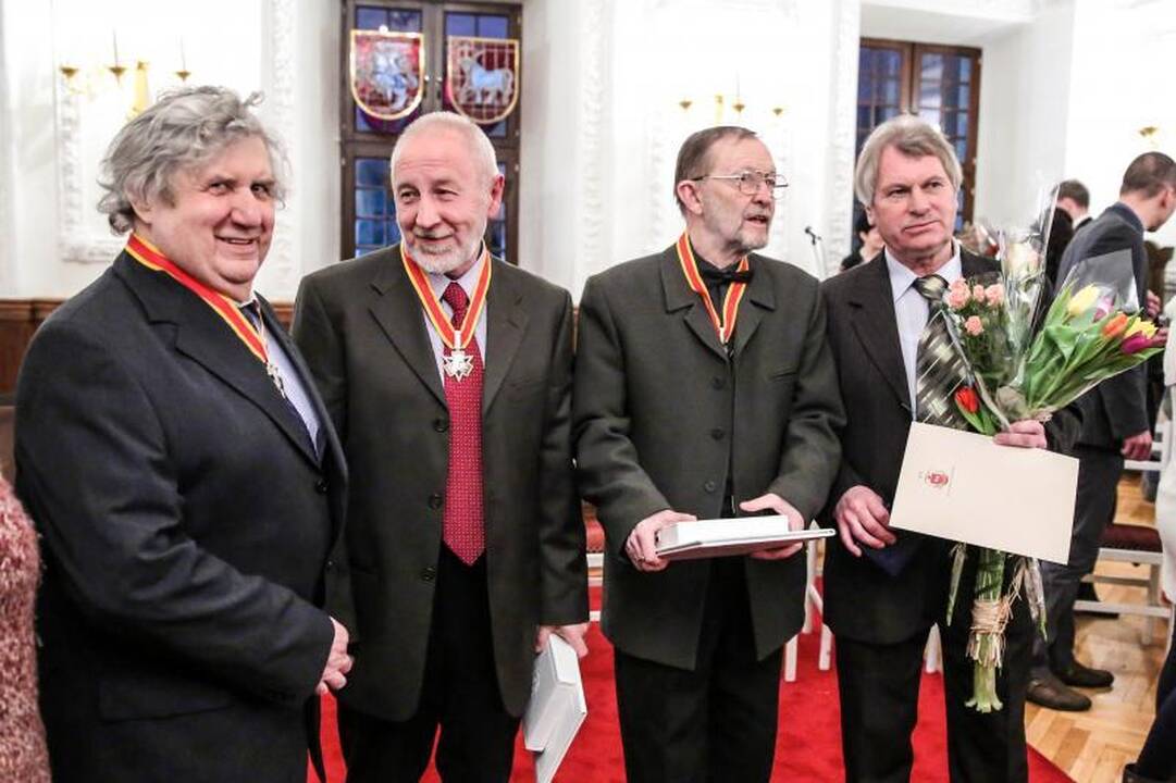 Rotušėje dešimčiai kauniečių išdalyti Santakos garbės ženklai