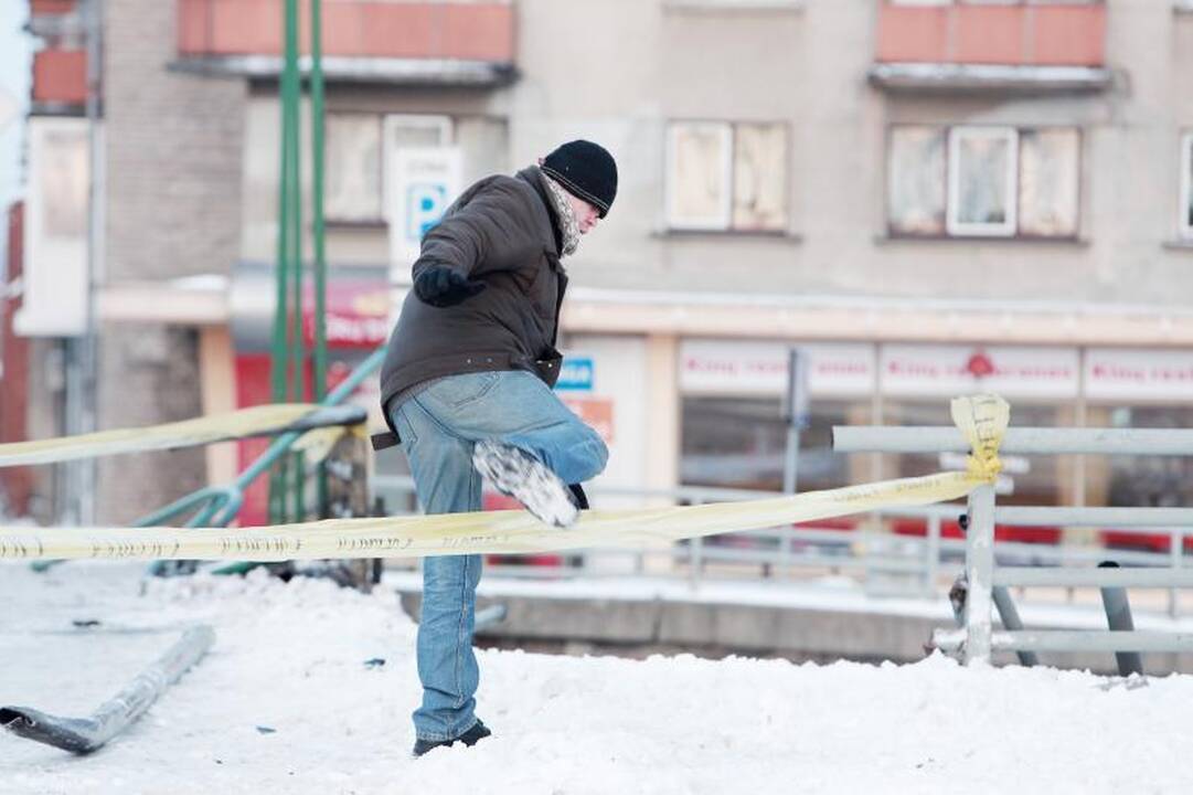 Klaipėdoje girto vairuotojo mašina pakibo ant Pilies tilto (papildyta)