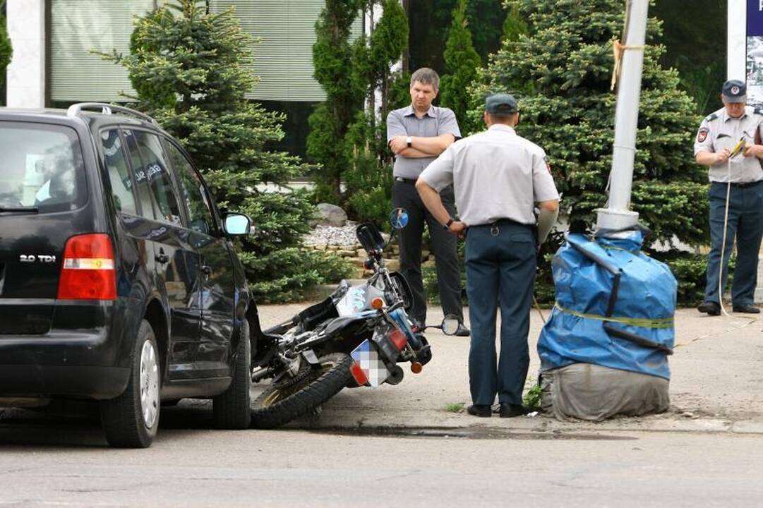 Jonavos gatvėje – automobilio ir motociklo avarija, sužeisti du žmonės
