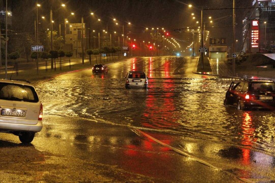 Per naktinę liūtį Vilniuje skendo automobiliai