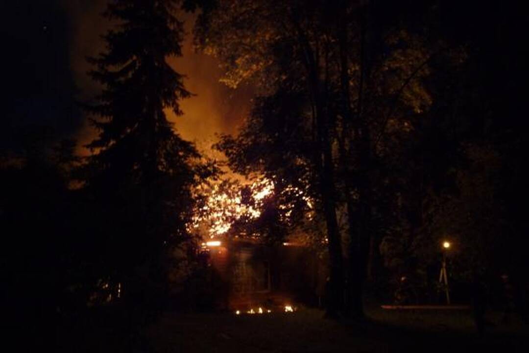 Vilniaus Antakalnio rajone liepsnojo namas (papildyta)