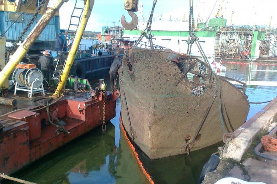 Klaipėdos uoste vyksta nuskendusio laivo iškėlimo darbai