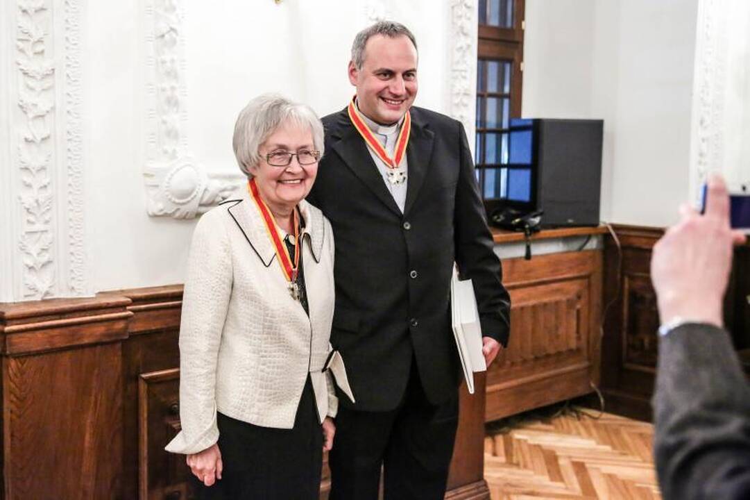 Rotušėje dešimčiai kauniečių išdalyti Santakos garbės ženklai