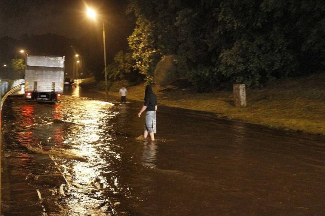 Per naktinę liūtį Vilniuje skendo automobiliai