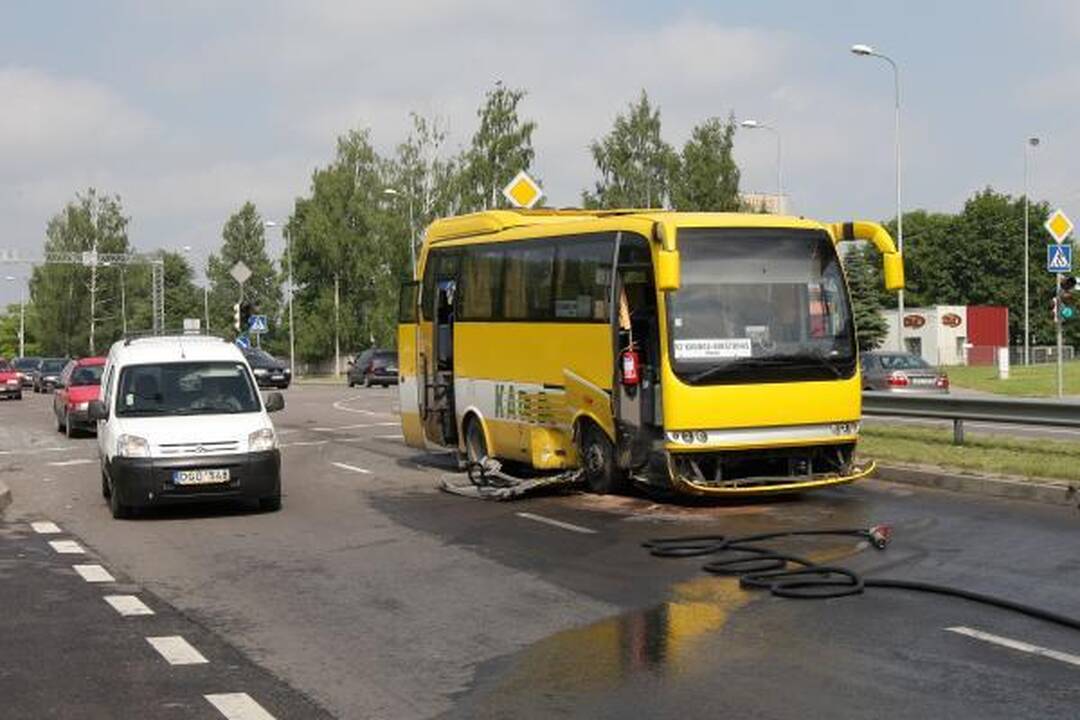 Kaune į avariją pateko tarpmiestinis autobusas (papildyta)