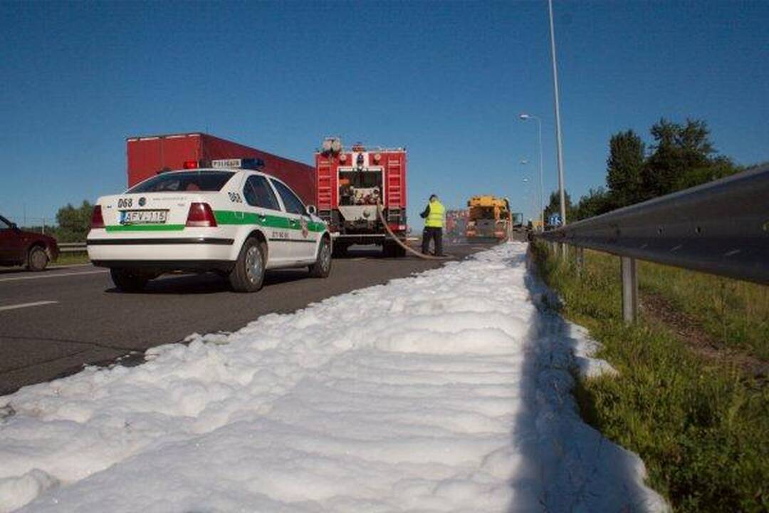 Greitkelyje Vilnius–Kaunas degė kranas