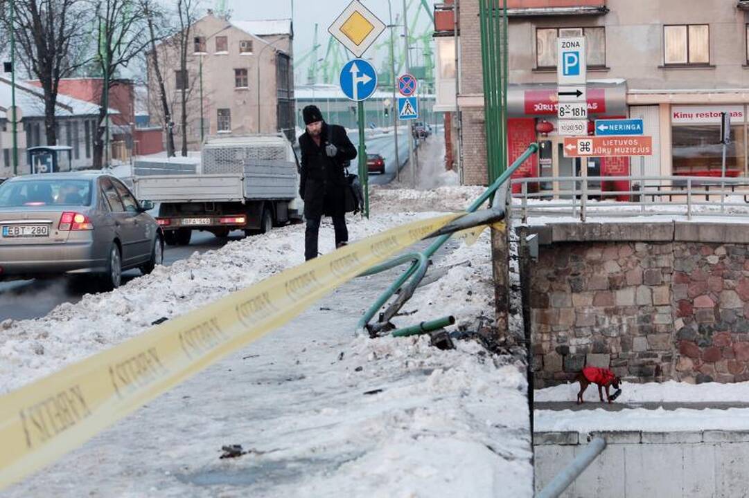 Klaipėdoje girto vairuotojo mašina pakibo ant Pilies tilto (papildyta)