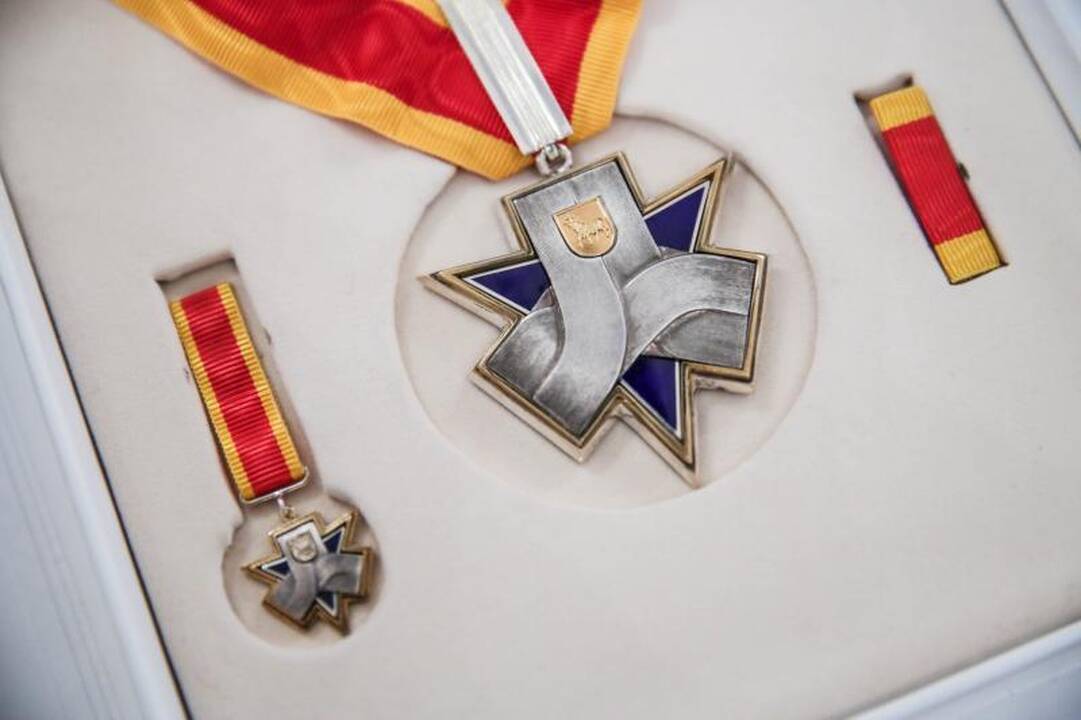Rotušėje dešimčiai kauniečių išdalyti Santakos garbės ženklai