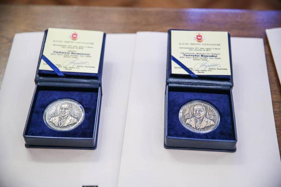 Rotušėje dešimčiai kauniečių išdalyti Santakos garbės ženklai