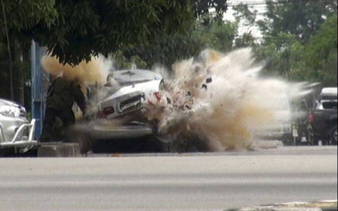 Įspūdingas automobilio sprogimas Tailande