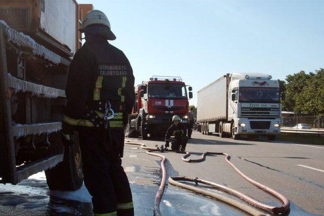 Greitkelyje Vilnius–Kaunas degė kranas