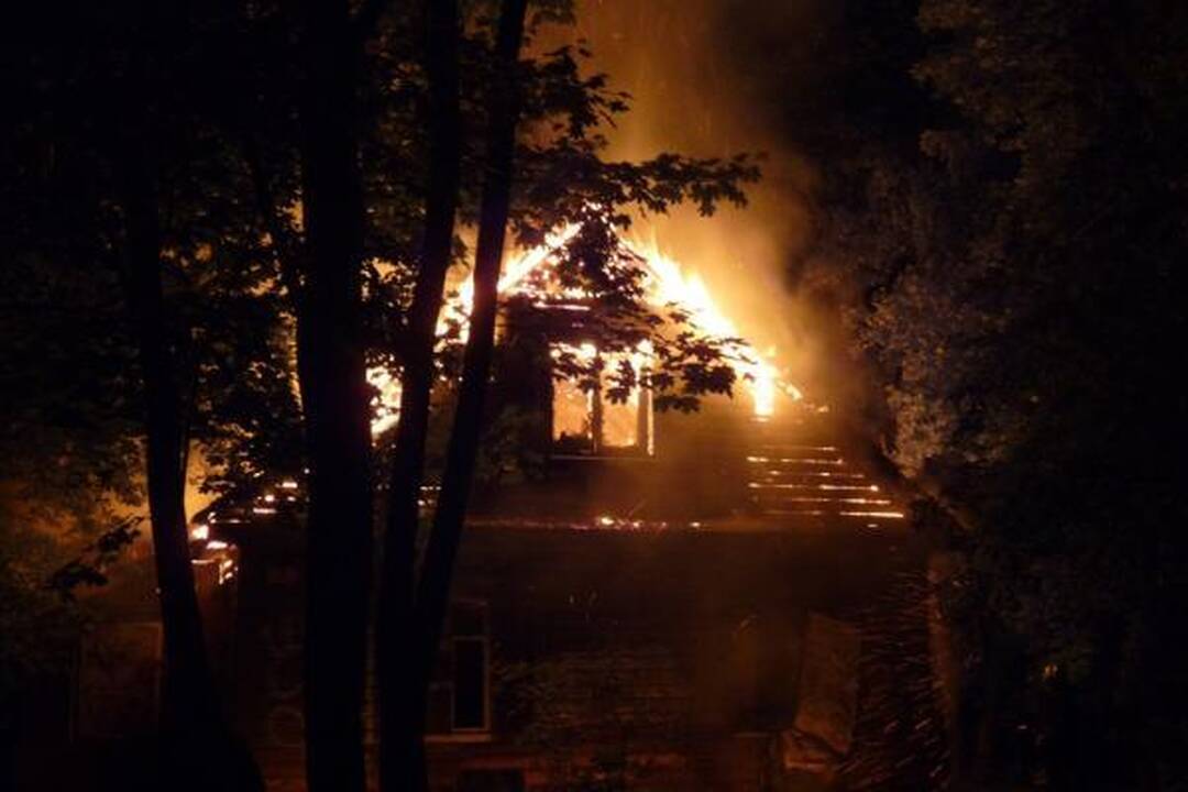 Vilniaus Antakalnio rajone liepsnojo namas (papildyta)