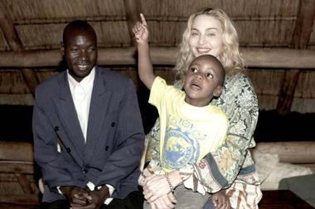Teismas neleido Madonnai įsivaikinti afrikietės