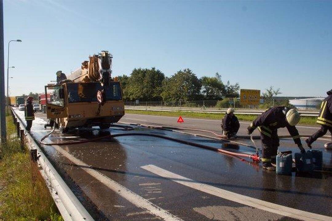 Greitkelyje Vilnius–Kaunas degė kranas