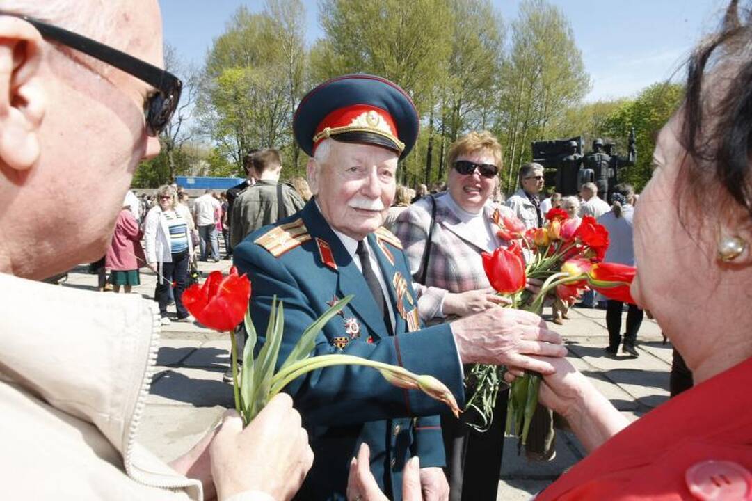 Gegužės 9-ąją klaipėdiečiai paminėjo karių kapinėse (papildyta)