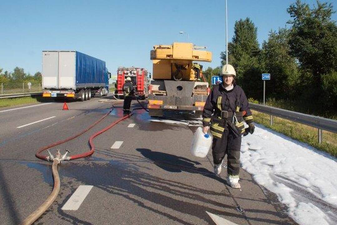 Greitkelyje Vilnius–Kaunas degė kranas