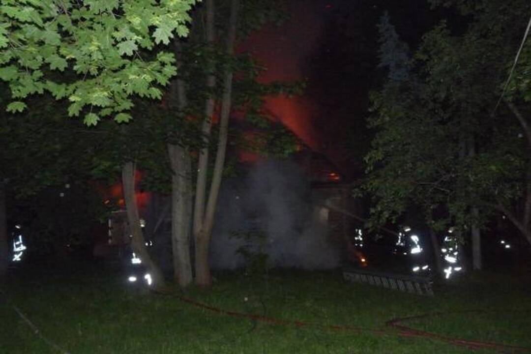 Vilniaus Antakalnio rajone liepsnojo namas (papildyta)