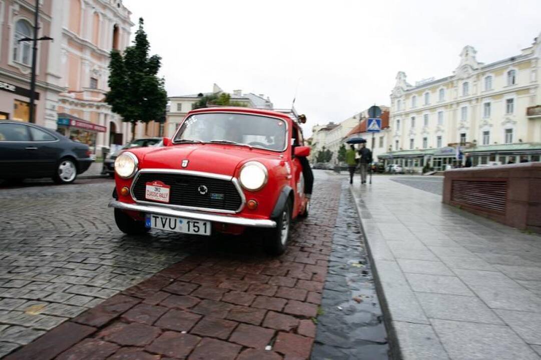 Klasikinių automobilių gerbėjai vairuoja džentelmeniškai