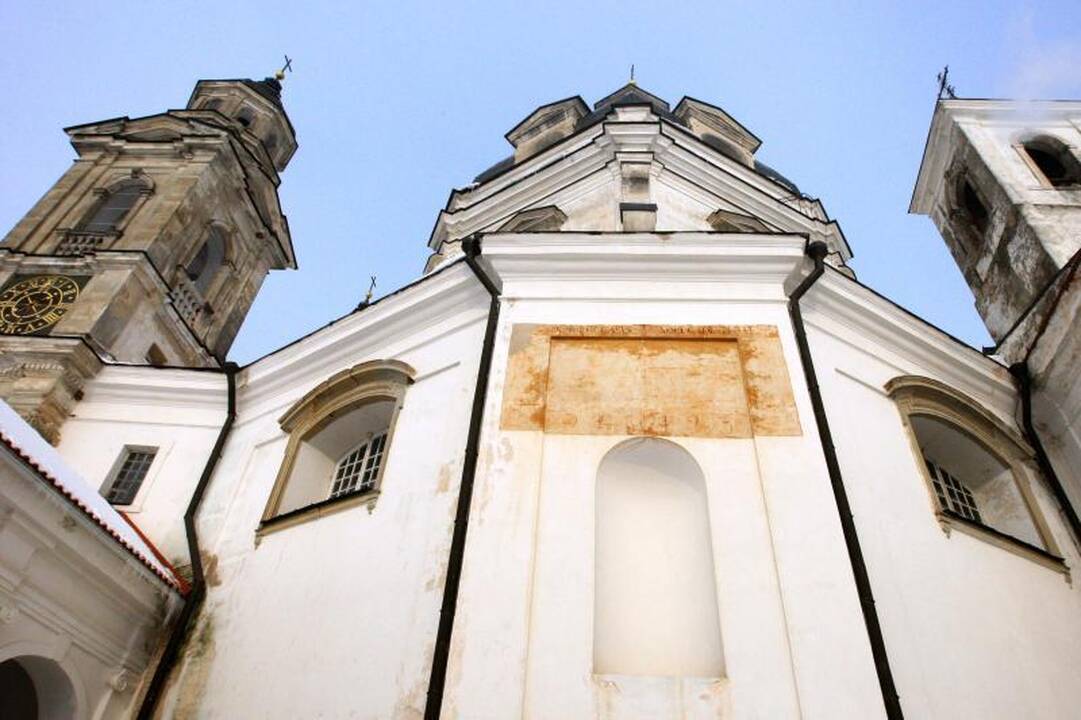 Degantį Pažaislį gelbėtų tik vienuolės su gesintuvais