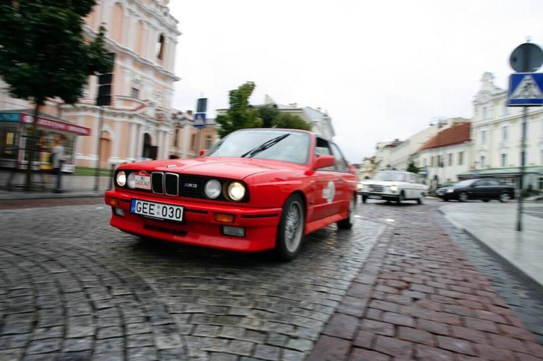 Klasikinių automobilių gerbėjai vairuoja džentelmeniškai
