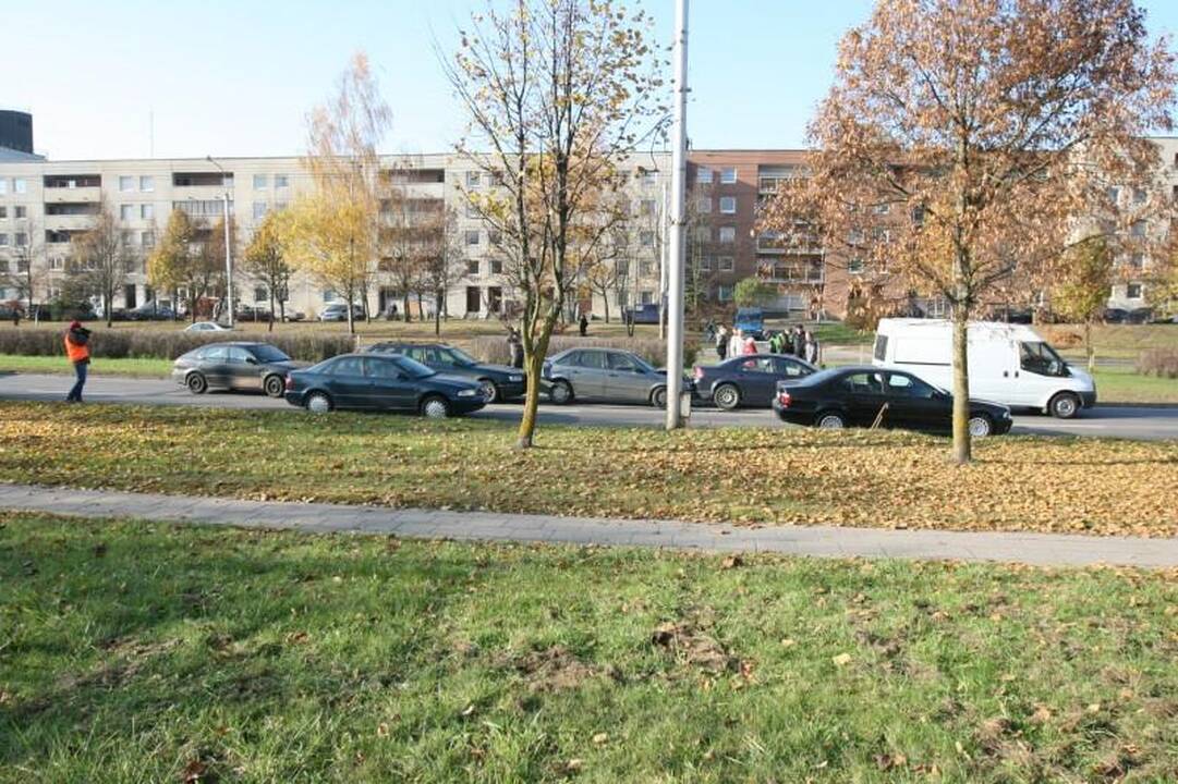 Vilniuje Laisvės prospekte susidūrė penki automobiliai