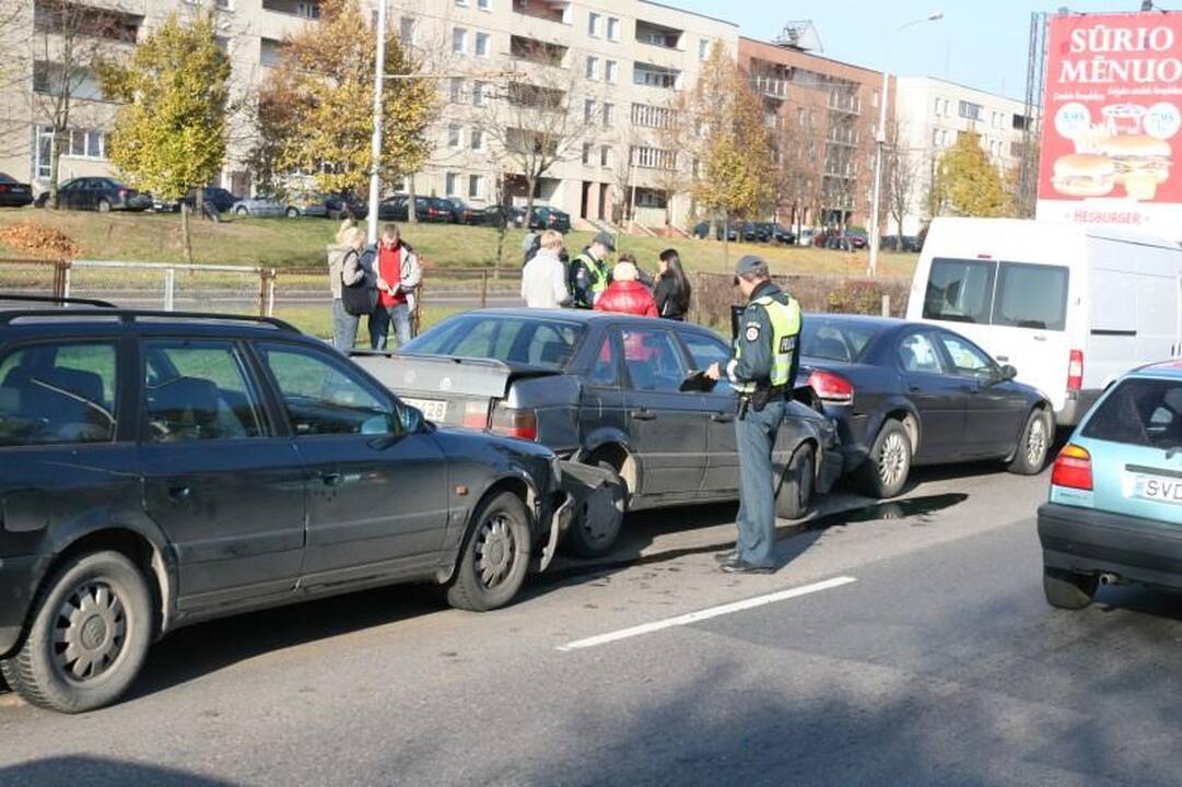 Vilniuje Laisvės prospekte susidūrė penki automobiliai