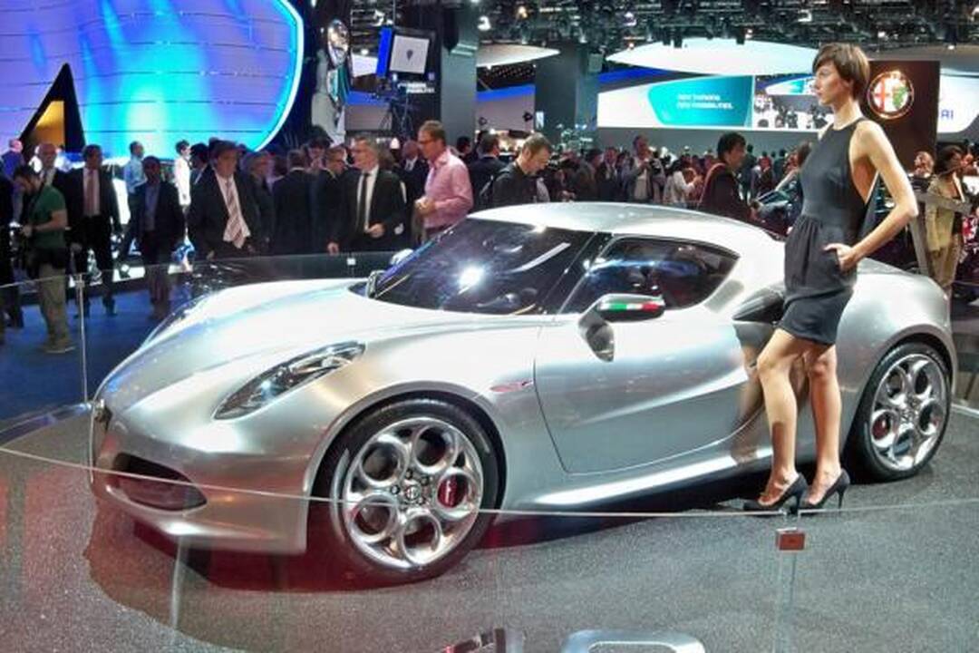 Frankfurtas: metalo spalvos žvilgantis „Alfa Romeo 4C“ 