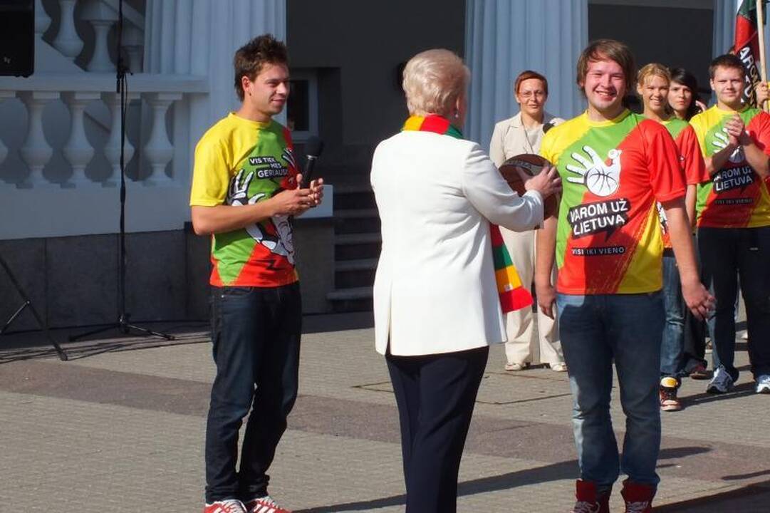 Prezidentė išbandė krepšinio kamuolio šoklumą