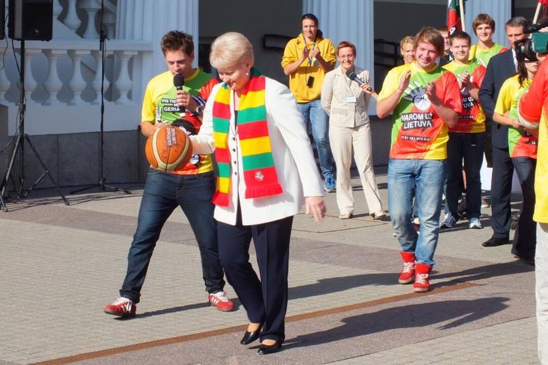 Prezidentė išbandė krepšinio kamuolio šoklumą