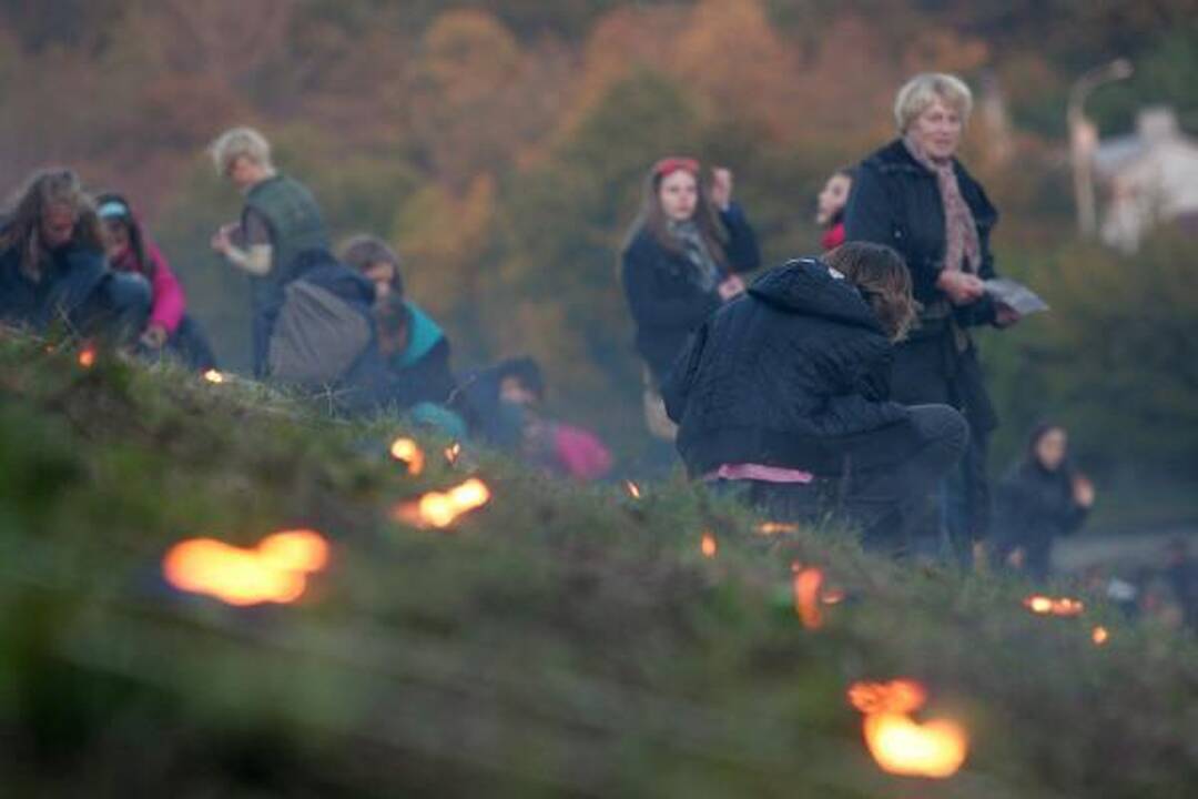 Neries krantinėje uždegta per 4000 žvakučių