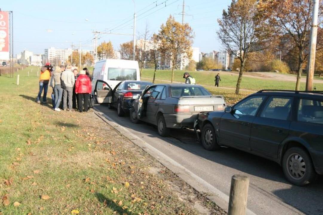 Vilniuje Laisvės prospekte susidūrė penki automobiliai