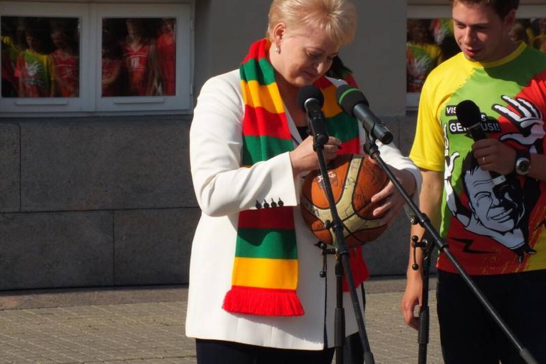 Prezidentė išbandė krepšinio kamuolio šoklumą