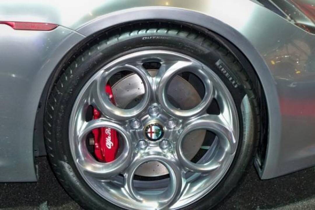 Frankfurtas: metalo spalvos žvilgantis „Alfa Romeo 4C“ 