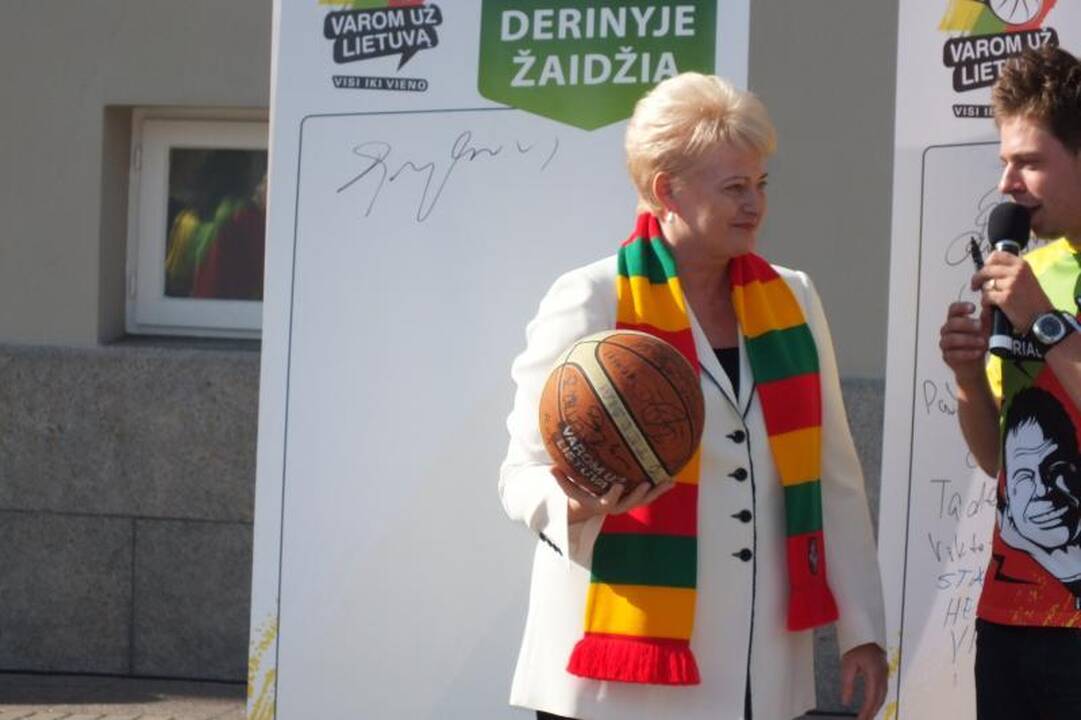 Prezidentė išbandė krepšinio kamuolio šoklumą