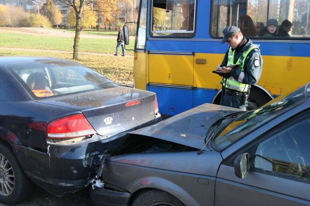 Vilniuje Laisvės prospekte susidūrė penki automobiliai