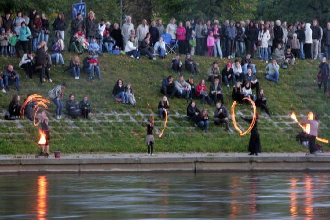Neries krantinėje uždegta per 4000 žvakučių