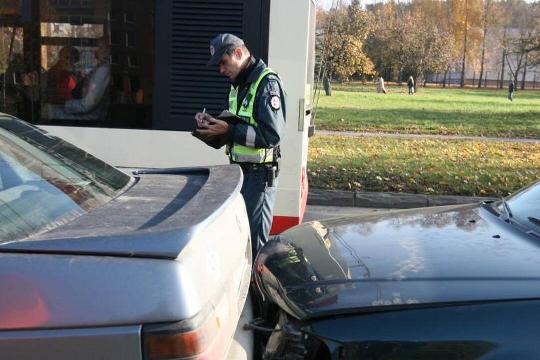 Vilniuje Laisvės prospekte susidūrė penki automobiliai
