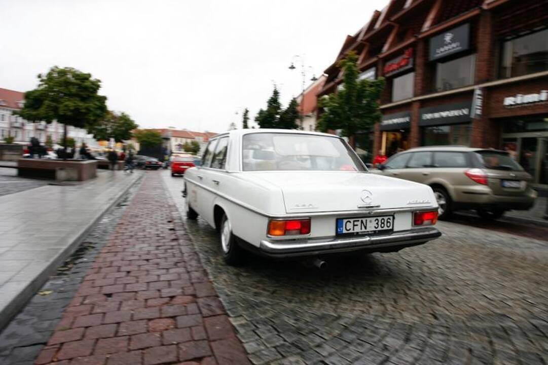 Klasikinių automobilių gerbėjai vairuoja džentelmeniškai