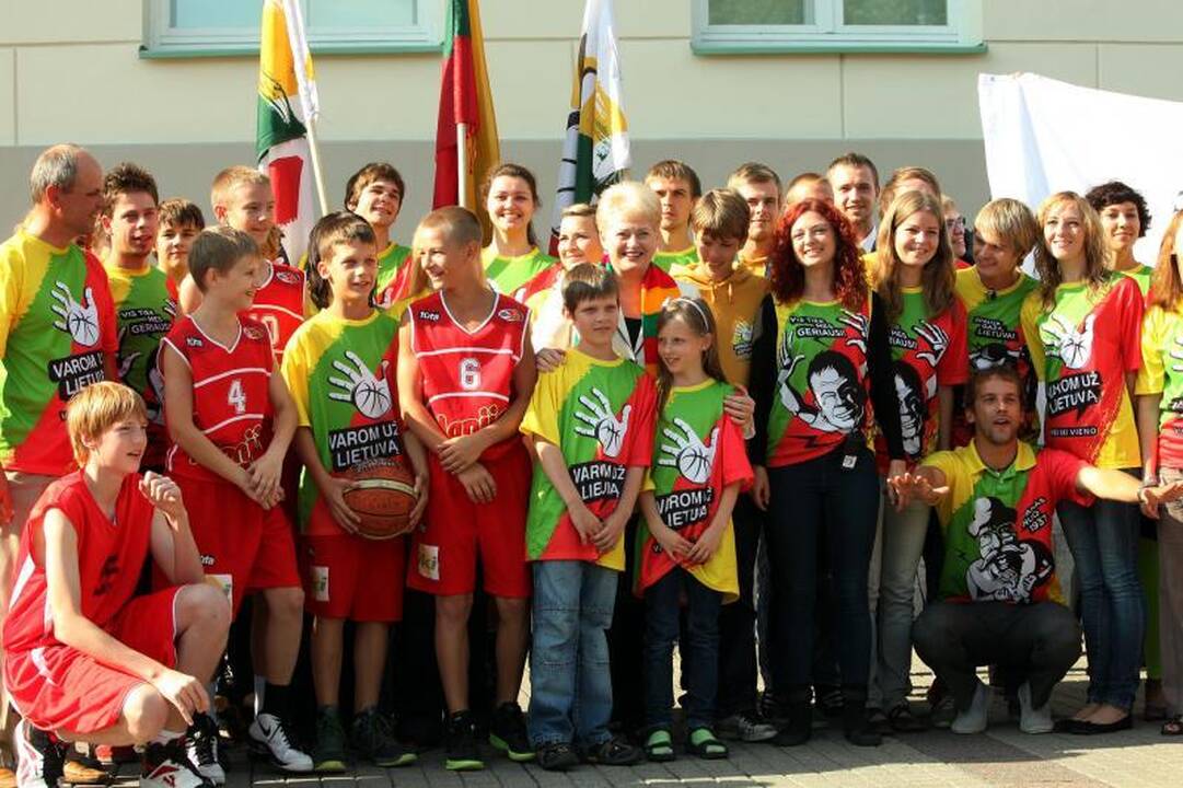 Prezidentė išbandė krepšinio kamuolio šoklumą
