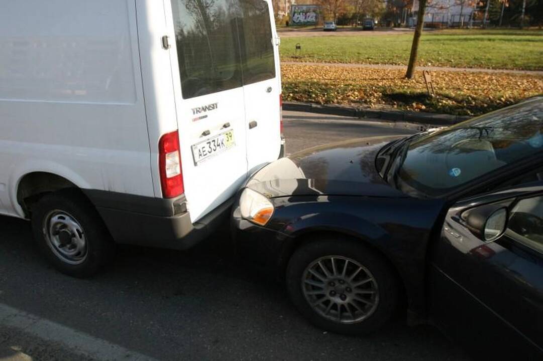 Vilniuje Laisvės prospekte susidūrė penki automobiliai