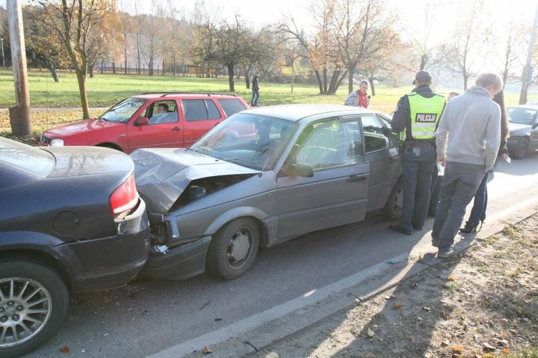 Vilniuje Laisvės prospekte susidūrė penki automobiliai