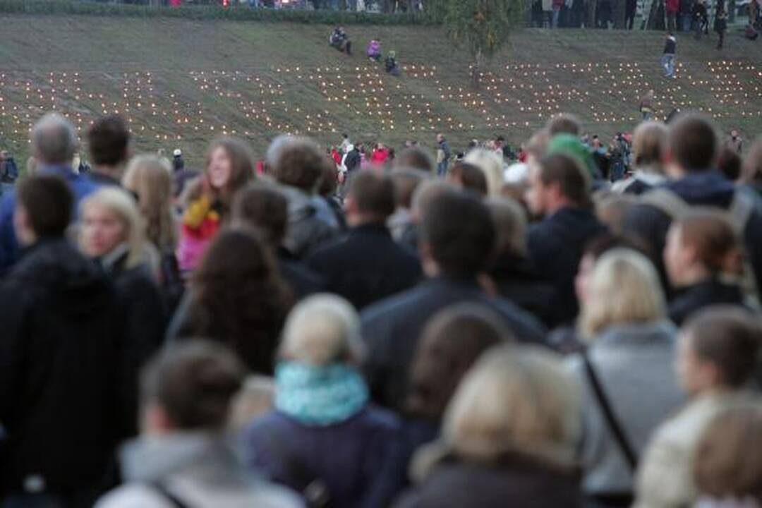 Neries krantinėje uždegta per 4000 žvakučių