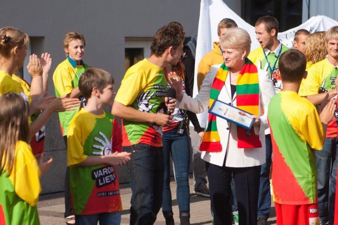 Prezidentė išbandė krepšinio kamuolio šoklumą